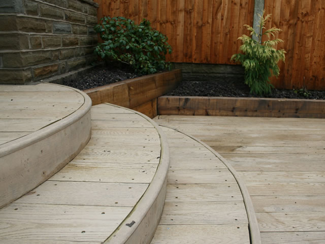 complementary natural stone shale and boulders craetes a stunning effect